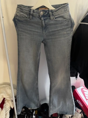 Ljusblå bootcut jeans från Gina Tricot - Säljer ett par ljusblå bootcut jeans från Gina Tricot. Jeansen har klassisk femficksmodell, normal midja och lätt utsvängda ben. Materialet är mjukt denim med en snygg tvättad look. Nypris 500kr, säljer dom för 400kr då jag inte gillade dom.