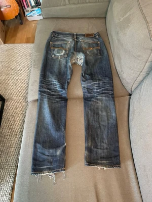 Nudie jeans selvedge - Riktigt snygga jeans från nudie i modellen steady eddie. Jeansen har burits flitigt i över ett år, därav de snygga fadesen. Storleken är 30/32. Hör av dig vid frågor!