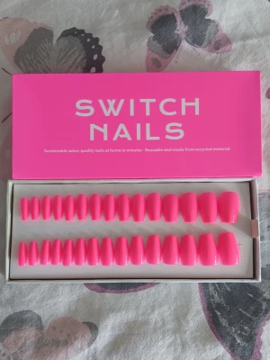 Switchnails oanvända  - Oanvända switchnails i stark rosa färg. Glue tabs, cuticle stick, wipes och nagelfil ingår. Köpta för 249 kr. Pris kan diskuteras 💕 säljer ett par vinröda också, båda för 120 kr = 60 kr styck💖