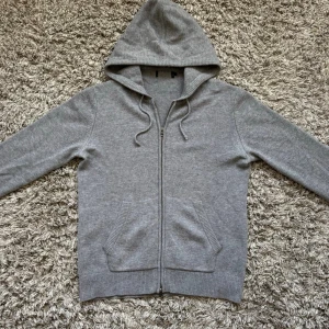 Brothers stickad Ull hoodie - Säljer en stilren grå stickad zip hoodie av Brothers!🤝100% ull /// Strl M!🙌Nypris ~ 1999kr - hör gärna av er om ni har funderingar!👏