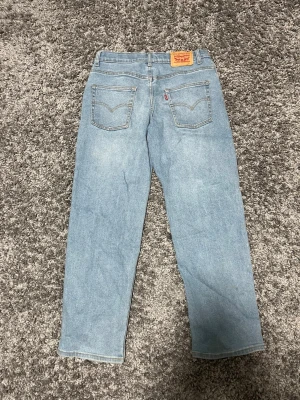 Levis jeans  - Super fina Levis jeans som jag säljer för att jag håller på att resan ur garderoben! Det jag kommer ihåg från dessa är att dom aldrig är använda endast testade och att dom var för små för mig. Ställbar midja på insidan. Dom är 93 cm långa. Storlek ”14a”. Modellen heter loose taper. Hör av er vid frågor eller funderingar 😊