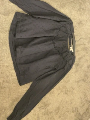 main blå långärmad blouse  - väldigt fin till nästan allt