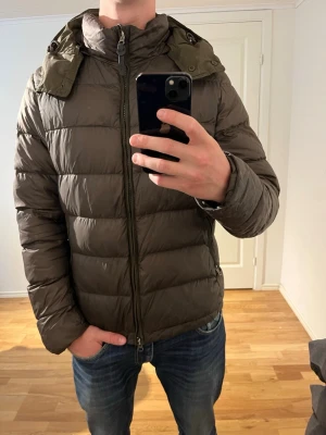 Woolrich dunjacka mörkgrön - Säljer denna sjukt snygga dunjacka från Woolrich⭐️ Färgen är mörkgrön och storleken är M✅ Den har inga defekter och skicket är utomordentligt🙌🤝 Sjukt najs passform och passar perfekt till hösten☀️🙌 Tveka inte på att höra av er dig vid minsta fråga eller fundering😊