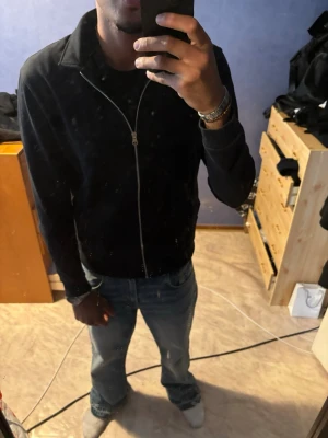 Blå raka jeans i bomull - Säljer ett par klassiska blå jeans med rak passform. Jeansen har en avslappnad look och är tillverkade i bomull, perfekta för dig som gillar en enkel och tidlös stil. Passar till det mesta och är ett måste i garderoben.