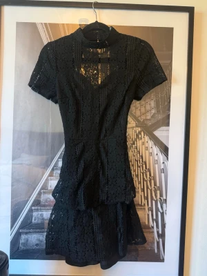 Svart spetsklänning Missguided - Svart kortklänning från Missguided. Öppenrygg hög hals!! 