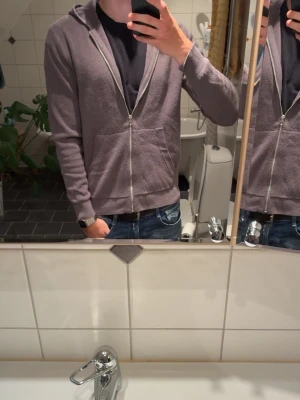 Stickad zip tröja  - Säljer min stickade zip tröja ifrån Jack & Jones. Den är i storlek S och är slim fit. Skicket är 7/10. Jag är 183 och väger 72 kilo som referens. Det är bara att höra av sig vid frågor eller funderingar! 