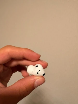 Apple AirPods Pro 3 - Säljer ett par vita trådlösa in-ear hörlurar med laddningsetui. Hörlurarna har en stilren och kompakt design i plast och passar perfekt för musik, poddar eller samtal på språng. Laddningsetuiet är också vitt och smidigt att ta med sig. En liten del gick av men inga större problem och dom är ny köpta för en och en halv månad sen. Pris Kan justeras.