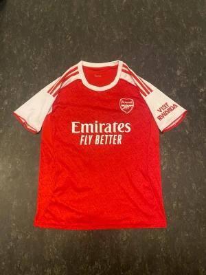 Saliva arsenal tröja för endast 232kr‼️ - Säljer en arsenal saliba tröja för endast 232kr och den är använd lite. Ordinarie pris var 400kr