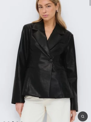 Shaped pu blazer - Helt ny med prislapp. Storlek 36