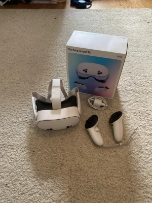Meta Quest 3S VR-headset med kontroller - Säljer mitt meta quest 3S då det inte längre används. Det är i fint skick bara lite skråmor på kontrollerna. Laddkabel medföljer.