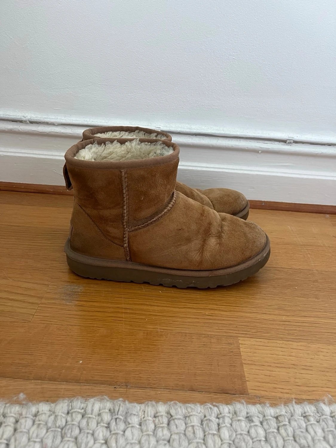 UGG  - 1