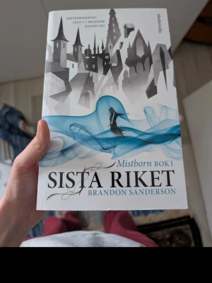 Mistborn bok 1 och 2 - Mistborn: Bok 1/2, Brandon Sanderson är en episk fantasyroman på svenska. Omslaget är vitt med svart och blått tryck, och har en stiliserad illustration av en stad och en karaktär i blå dimma. Perfekt för dig som gillar magi, äventyr och spännande världar.Svensk upplaga, inga större defekter än det som syns tydligare på tredje bilden, jag säljer även andra delen av samma serie:) Följ med in i en episk fantasyvärld där magi och äventyr väntar! perfekt för dig som älskar spänning, mystik och oför