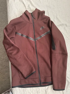 Nike tech hoodie - Brun Nike tech hoodie storlek S, fint skick inga defekter 