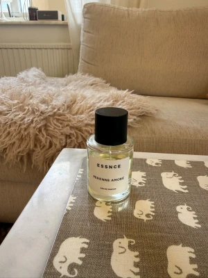 ESSNCE Perenne Amore Eau de Parfum - En stilren parfymflaska från ESSNCE med doften Perenne Amore. 🤍