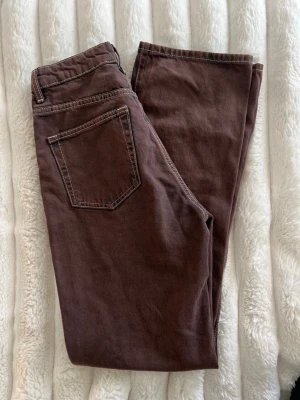 Bruna raka jeans från Weekday - Säljer ett par bruna jeans från Weekday med raka ben.