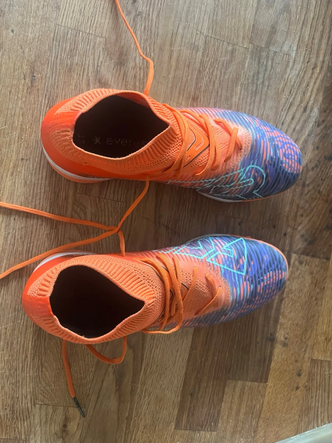 Orangea Puma fotbollsskor - 2