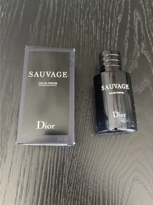 Dior Sauvage Eau de Parfum 60ml - Dior Sauvage Eau de Parfum i 60ml flaska. Helt ny inte använd. Parfymen kommer i en elegant mörkblå glasflaska med matchande kartong. Doften är maskulin och modern, perfekt för dig som vill ha en fräsch och intensiv signaturdoft.