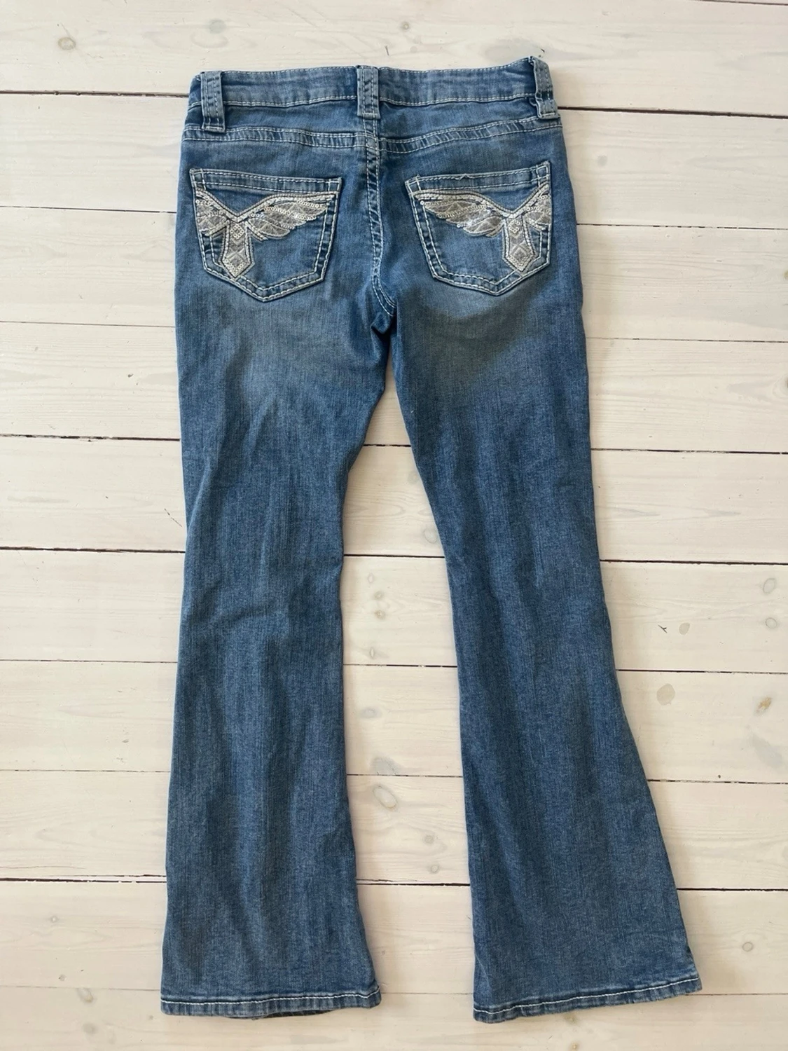Blå bootcut jeans med slitningar - 2