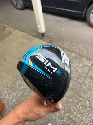 TM SIM2 MAX VENTUS BLUE STIFF 10.5 - Använd 20 rundor, ingår headcover. Nött lite på skaft från bagen, endast färg som försvunnit, känner inget med nageln. 