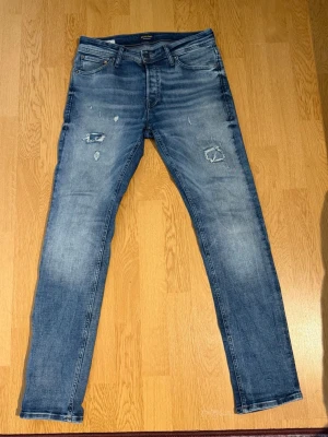 Jack & Jones jeans  - Säljer dessa riktigt goa jeansen från Jack&jones dom är i storlek 30 30 och är i modlen slim glen. Hör gärna av er vid prisförslag eller funderingar🤝