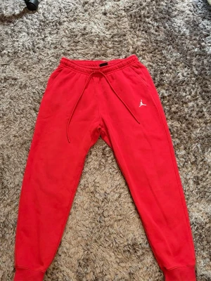 Jordan Red Tracksuit / Matchande Set (M) 🔴 - Säljer ett helt matchande rött Jordan-set (hoodie + mjukisbyxor) i riktigt snygg och mjuk kvalitet! Båda delarna har den klassiska vita broderade Jumpman-loggan och är i storlek M.