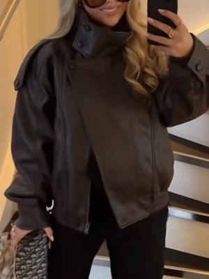 Mörkbrun oversized skinnjacka - Snygg mörkbrun oversized skinnjacka med bred krage och asymmetrisk dragkedja. Jackan har stora axelpartier, dekorativa knappar och fickor framtill. Perfekt för en trendig streetstyle-look.