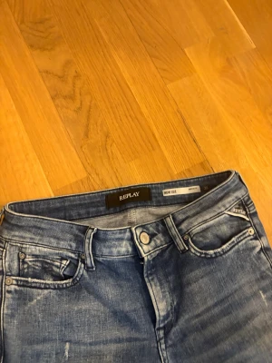 Replay jeans - Jag säljer dessa replay jeans I fint skick då jag växt ut dom! Nypris 1700kr. Lågmidjade. Pris kan diskuteras 