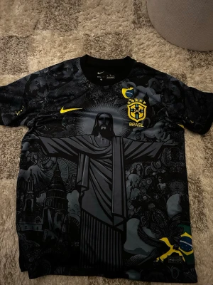 Brazilien fotbollströja - Snygg och stilren brazilien tröja från nike, Storlek M. Mycket bra skick