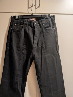 Corteiz jeans - .är typ 33/32 i midjan, som en strl M helt enkelt. Kanske använt någon gång, kommer ej ihåg.