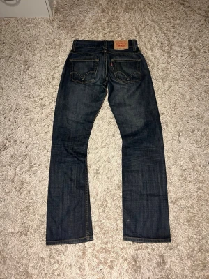 Vintage levis 506 standard archive old money bootcut flared straight 2000’s 527 507 512  - vintage Levis 506 standard jeans med en riktigt snygg straight passform med en lätt flare, bootcut. Mycket bra skick, utan märkvärdiga defekter. W28 L32, riktigt najs tvätt. Postas antigen samma dag som köp eller dagen därpå💯🙌
