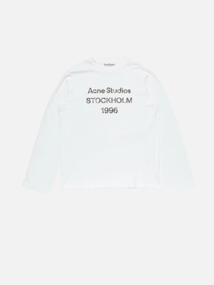 Vit långärmad topp Acne Studios - Vit långärmad topp från Acne Studios med tryck på bröstet där det står 'Acne Studios STOCKHOLM 1996'. Enkel och clean design med rund halsringning, perfekt till jeans eller kjol.