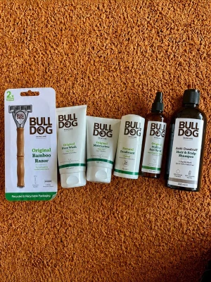 Bulldog groomingkit med 6 produkter - Säljer ett komplett groomingkit från Bulldog med original bamboo razor, face wash, moisturizer, natural deodorant, styling salt spray och anti-dandruff hair & scalp shampoo. Produkterna har stilren design i vitt, grönt och brunt och passar perfekt för daglig hud- och hårvård.Du får med: 🪒 Bulldog Original Bamboo Razor 🧴 Bulldog Original Face Wash 💧 Bulldog Original Moisturiser 🌿 Bulldog Natural Deodorant 💇 Bulldog Original Styling Salt Spray 🧼 Bulldog Anti-Dandruff Hair & Scalp Shampoo 
