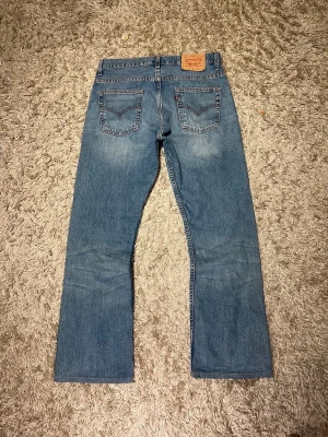 Vintage levis 507 bootcut standard flared archive grisch distressed 527 512 506 - vintage Levis 507 bootcut/flaredjeans med en riktigt snygg passform. Mycket bra skick, utan märkvärdiga defekter. W32 L34 på lappen men passar också L32, riktigt najs tvätt. Postas antigen samma dag som köp eller dagen därpå💯🙌
