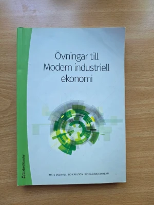 Övningar till Modern industriell ekonomi - Kursbok med titeln 'Övningar till Modern industriell ekonomi' av Mats Engwall, Bo Karlson och Mohammad Akhbari. Omslaget är vitt med gröna och gula grafiska detaljer och en grön kant till vänster. Perfekt för dig som pluggar industriell ekonomi.