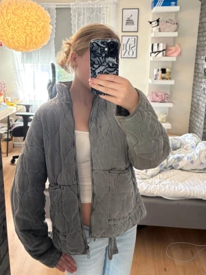 Grå quiltad jacka från Zara - Säljer denna populära gråa jackan från Zara. Använd några gånger, inga synliga defekter. Passar jättebra nu till hösten. Storlek XS