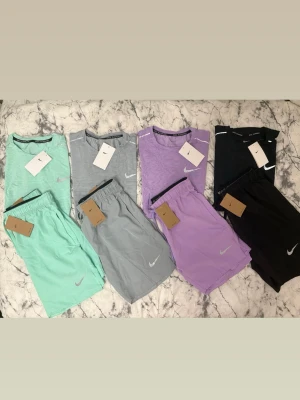 Nike miller set - Säljer 4 st helt nya Nike Miller set i storlek M. Alla är oanvända och har tags kvar och säljs endast i set, alltså T-shirt + shorts tillsammans. Storleken är M, men de kan även passa dig som brukar ha S beroende på hur du vill att de ska sitta. Snygg passform, passar de flesta och är riktigt bekväma att använda. Helt nya med tags kvar och säljs som kompletta set (T-shirt + shorts). 499kr/st (set). Grå såld❌