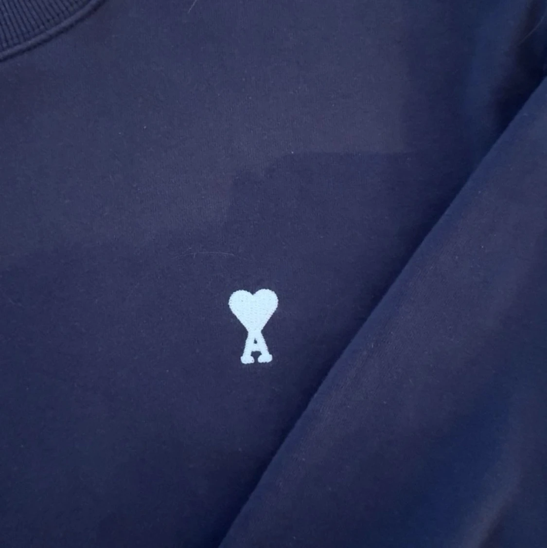 Mörkblå sweatshirt med hjärtdetalj - 1