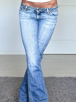 Wrangler jeans - Midjemått: 35cm rakt över, innerbenslängd: 81cm 💗