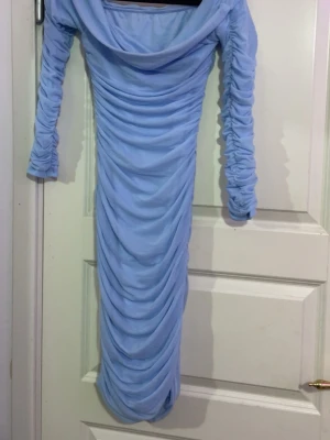 Klänning  - Säljer denna fina oanvända off shoulder klänningen i storlek S. 