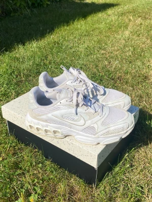Nike Zoom Air Storlek 40 - Nike zoom air i storlek 40. Dom är sprsamt använda och har mycket kvar att ge. Nypriset är 1300kr Skicka ett meddelande vid frågor! Skickar samma dag