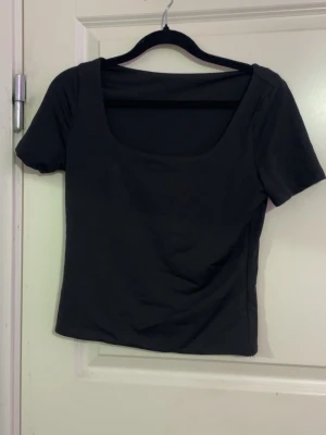 T-shirt  - Säljer denna oanvända t-shirten i storlek S. 