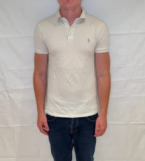 Polo Ralph Lauren Slim Fit Polo Beige - Beige slim fit pikétröja i 100% bomull, begagnad i mycket gott skick.