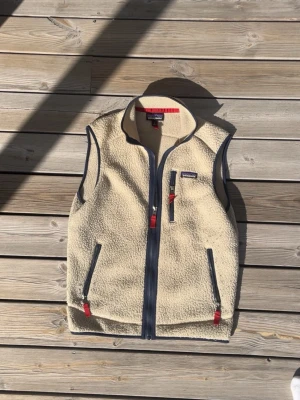 Patagonia väst - En fet Patagonia väst som är perfekt inför hösten! Storlek Small. Inga defekter (lite nopprig kanske). Hör av er vid intresse!