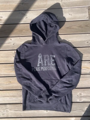 Åre hoodie - En snygg Åre hoodie från SkiStar butiken! Storlek small. Saknar snören man annars inga skavanker. Hör av er vid intresse!