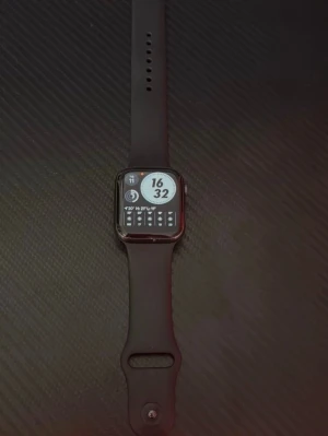 Apple Watch SE, GPS - Stilren svart smartklocka med rektangulär skärm och mjukt silikonarmband. Klockan har en modern touchskärm och flera funktioner som stegräknare och vädervisning. Perfekt för dig som vill ha koll på både tid och aktivitet.