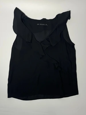 Zara Volangtopp  - 👕 Plagg: volangtopp                                                            📏 Storlek: XS                                                                                                            ✨ Skick: Fint skick                                                        💬 Vid frågor är det bara att skriva!                                                                                          🛍️ Gramenti