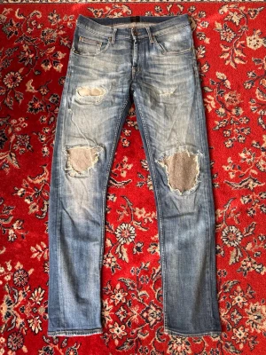 Tiger of Sweden jeans - Tiger Sweden jeans med slitningar, mått syns på bilderna, du borde gå på måtten då jag är osäker på storleken men uppskattningsvis W31 L32, skriv Om du undrar något 