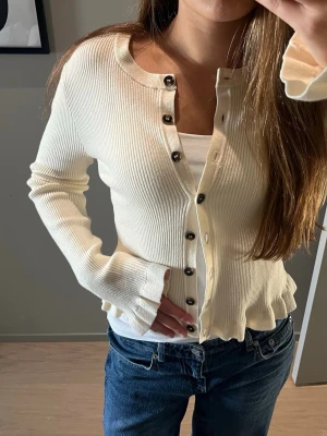 Ribbad kofta med volangkant - Säljer denna jättesöta ribbade koftan med volangkanter✨✨ i jättefint skick i strl S från H&M. Passar perfekt till hösten. Säljer pga att jag inte använder långre. 