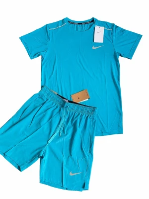 Nike Miller Set - Helt nytt Nike Miler-set i blått, aldrig använt. Består av blå T-shirt och blå shorts. Alla originaltags sitter kvar och original Nike-påse medföljer. 