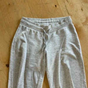 Mjukisbyxor Gina Tricot - Säljer dom här mjukisbyxorna från Gina Tricot! Tyget har blivit nopprigt så därav priset❤️